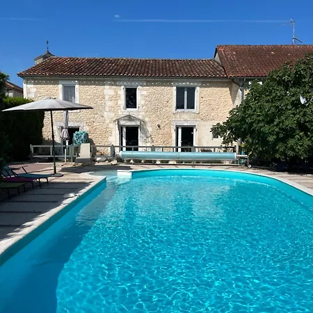 Holiday home Maison De Famille Avec Piscine Au Coucou Chanteur